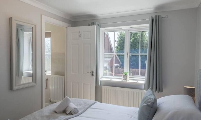 Bowthorpe House | "Ginger and Gold Haven" – Peaceful Retreat with Free Parking, Garden, and Super King Bed