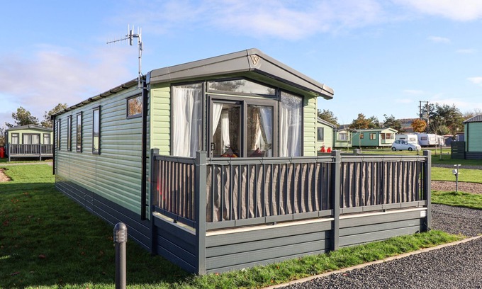 West Heslerton Cottage | GINGER FOX LODGE, pet friendly, with hot tub in Cayton