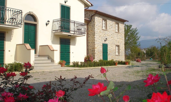 Cortona Apartment | Girasole is a Self-Contained Apartment with a large Pool, free WiFi & parking