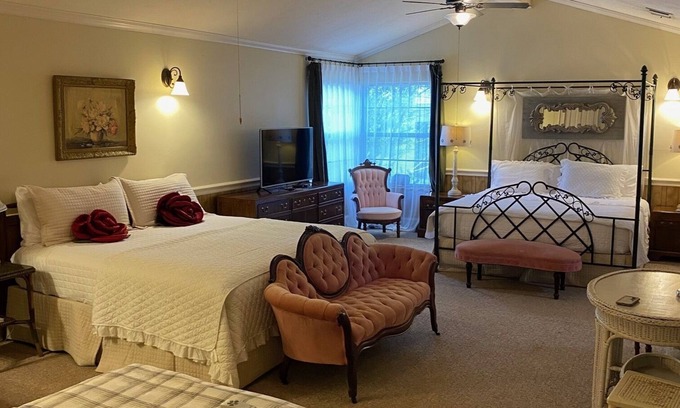 Carter Riverside House | Girlfriend Getaway Suite- for 6-8 -King and Twin Beds