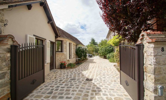 Moret-sur-Loing House | Gîte 1 to 4 people, renovated stone house in the heart of Moret-sur-Loing