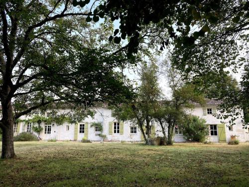 Saint-Simon-de-Pellouaille House | Gite avec piscine et grand jardin