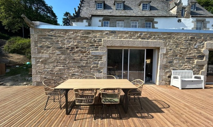 Plouneventer House | Gîte apartment with terrace near a pond animals accepted