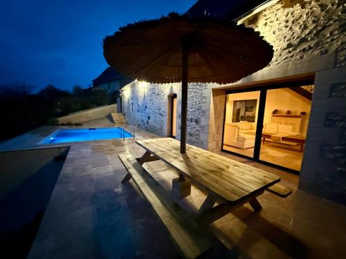 Rouffignac-Saint-Cernin-de-Reilhac House | Gite de charme avec piscine 4 chambres