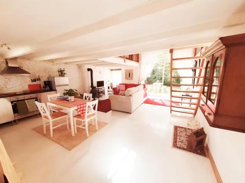 Beaulieu-sur-Sonnette House | Gite de Rosaraie