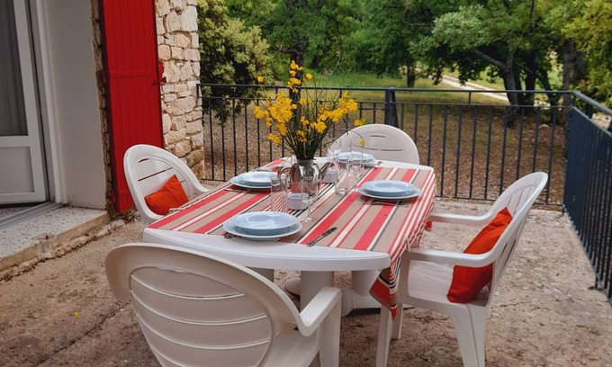 Murs House | Gite des Vergiers 3* let yourself be seduced by the light and serenity of the setting