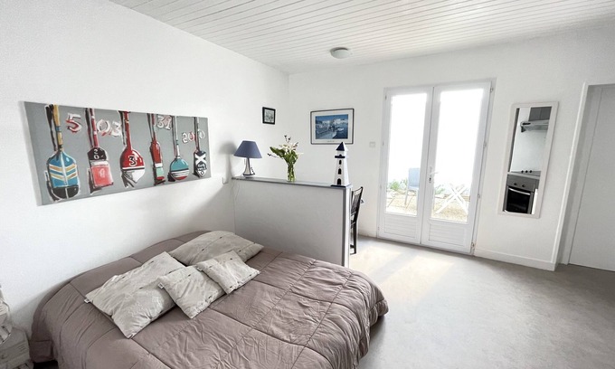La Flotte House | Gite for 2 people, private patio and closed private parking
