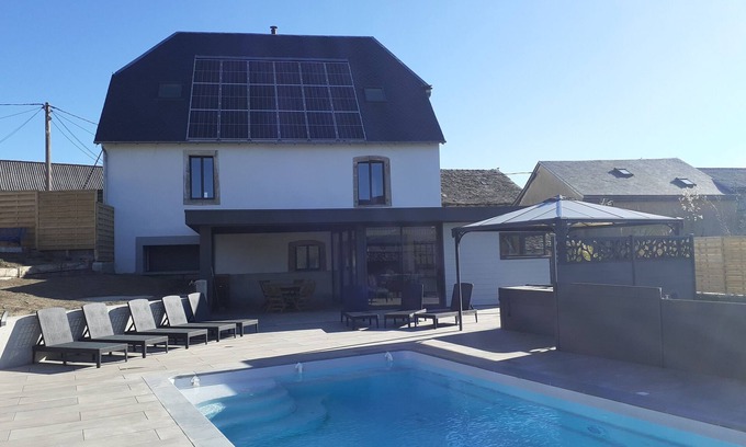 Durenque House | Gite for 8 people, heated swimming pool-SPA in the heart of the village with private garden