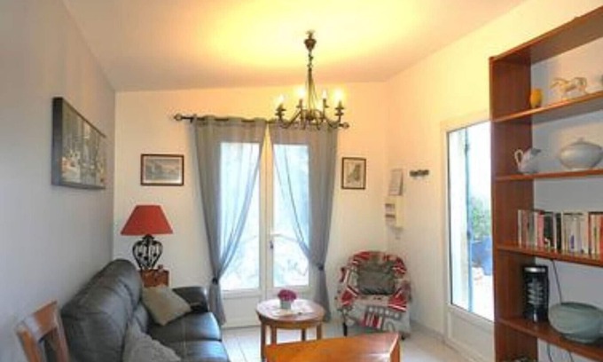 Laree Cottage | Gîte 'Gite Isis' with Private Terrace, Shared Garden and Wi-Fi