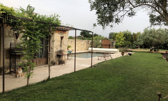 Tarascon Cottage | Gite in Provence for a couple, fully equipped, with swimming pool and large garden.