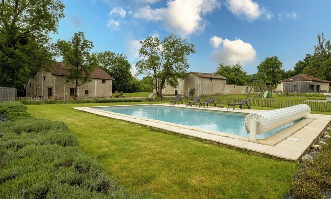 Chassaignes House | 'Gîte L'Étable' with Shared Pool, Private Terrace and Wi-Fi