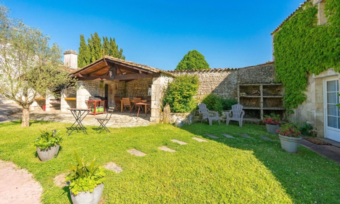 Saint-Romain-de-Benet Cottage | 'Gîte Le Chai' with Shared Pool, Wi-Fi and Air Conditioning