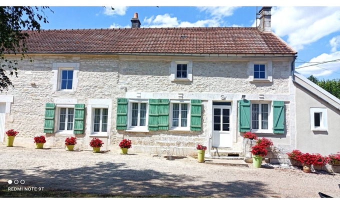 Sougeres-en-Puisaye House | GITE LE CARROUGE 15mn from Guédelon Former farmhouse enclosed grounds 6 persons