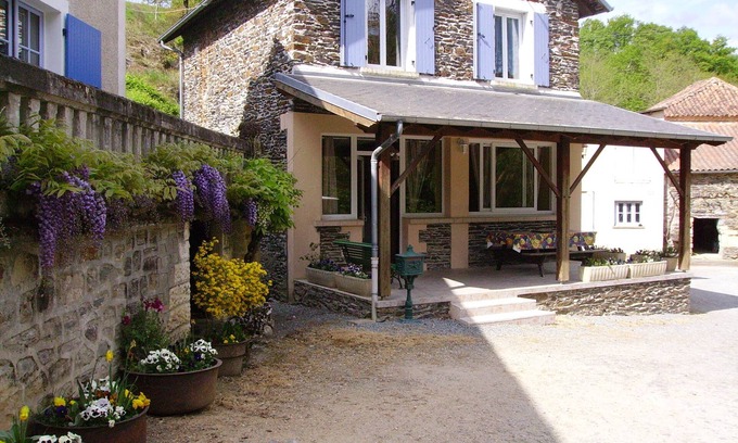 Saint-Romain-et-Saint-Clement Cottage | Gîte "Le Petit Nid" near the river at the Moulin de Feuyas in Périgord