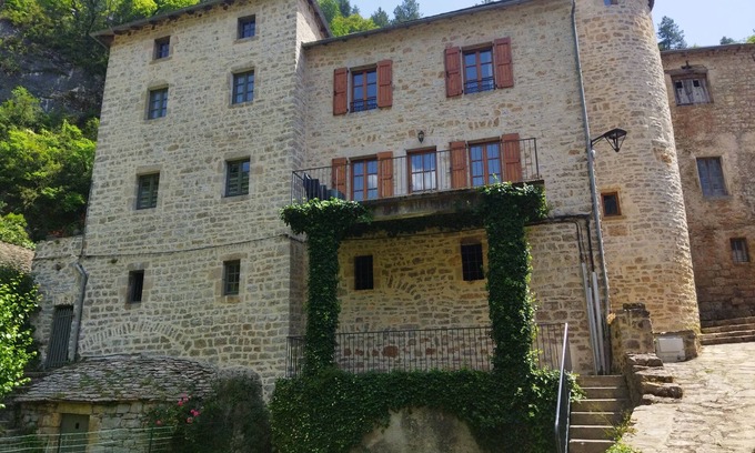Saint-Chely-du-Tarn Cottage | Gîte "Les Osiers" Le Pigeonnier sleeps 10, in the heart of the Gorges du Tarn