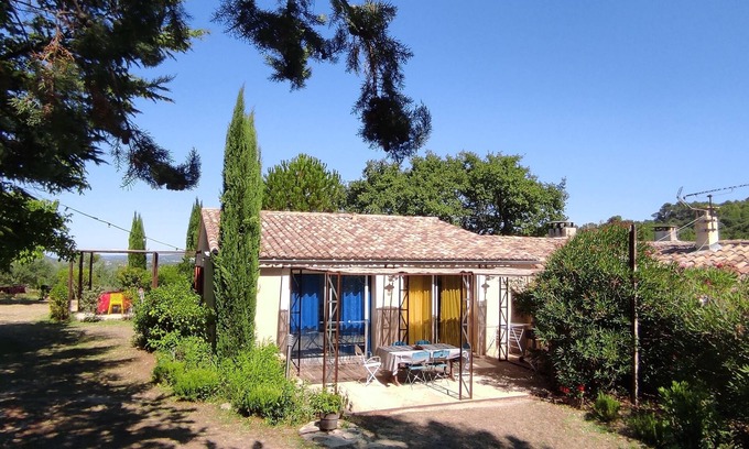 Entrechaux Apartment | Gîte Romarin, between vineyards and olive groves.