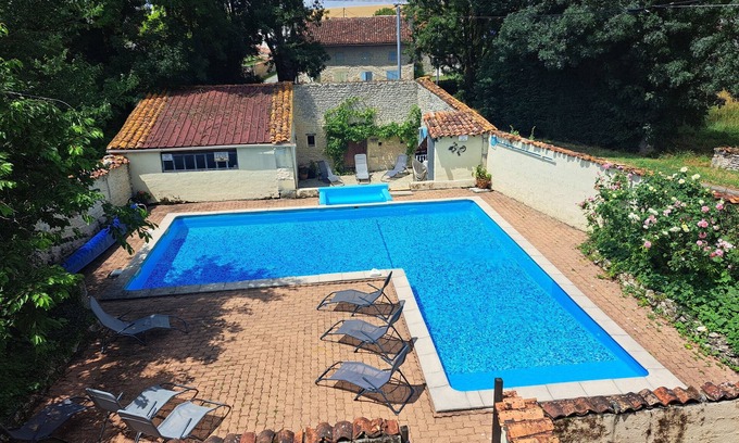 Saint-Pierre-de-Juillers Cottage | Gite Vierge