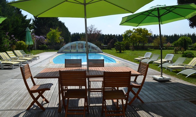 Prisse-la-Charriere Cottage | GITE WITH COVERED AND HEATED POOL (3 STARS)