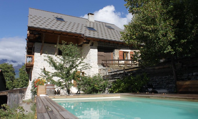 Les Vigneaux Ski Chalet | Gîte with private swimming pool at the gateway to the Ecrins*.
