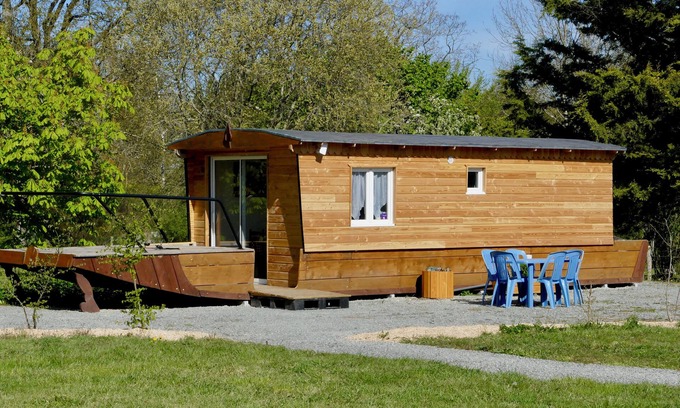 Saint-Martin-du-Fouilloux Ski Chalet | Gites Atypiques Forme Toues Cabanées de Loire Avec Étang de Pêche