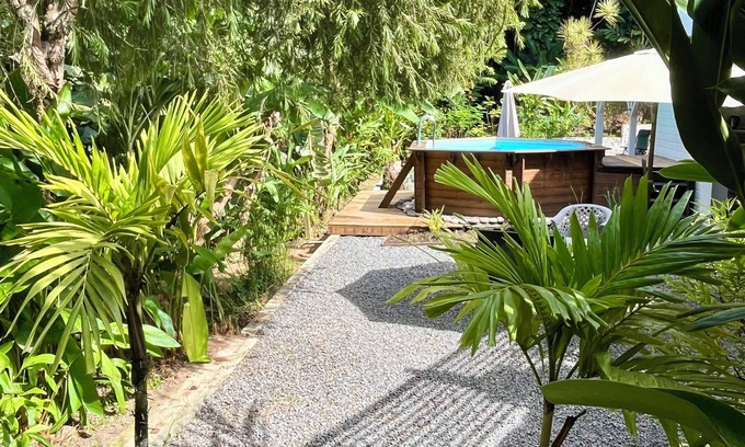 Cafeiere Cottage | Gites Les Vanilles lush tropical garden swimming pool 800m from the beach