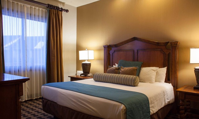 Lake Delton Resort | Glacier Canyon Resort With Free access to WaterParks and other Amenities