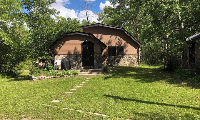 Babb House | Glacier National Park central location. Many Glacier, St. Mary, and Two Medicine