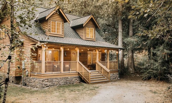 Warnick Cabin | Glacier Springs Cabin 89 Cedar and Log Cabin close to skiing and hiking