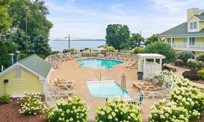 Kelleys Island House | Glacier Suite at Kelley's Island Venture Resort