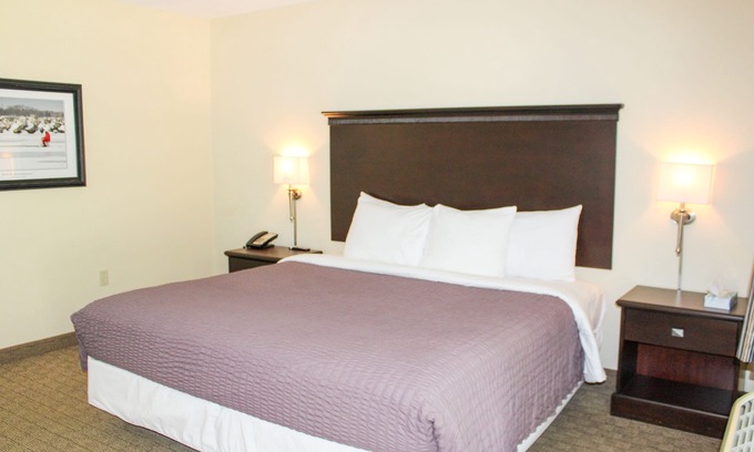 Sandusky Hotel | Glacier Suite at Kelley's Island Venture Resort