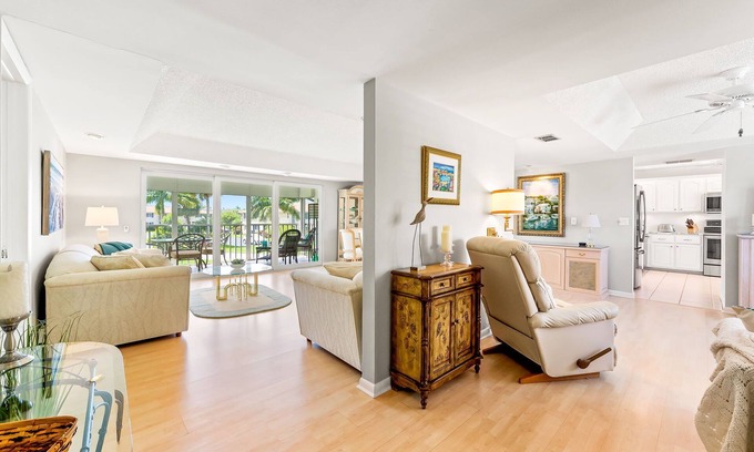East Naples Condo | Glades Golf & Country Club-Large, Updated 2/2 Condo near Shopping, Beach & Pier