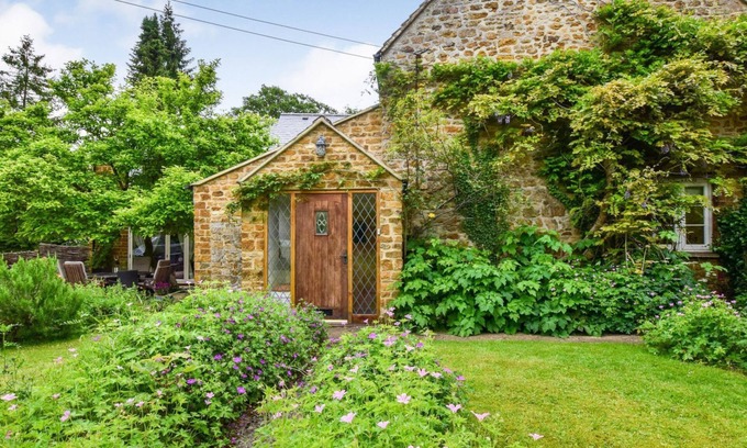 Sibford Gower House | Gladstone Cottage - sleeps 8 guests in 4 bedrooms