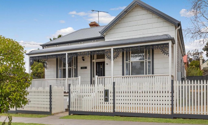 Quarry Hill House | 'Gladstone' only minutes walk to the Bendigo train station!