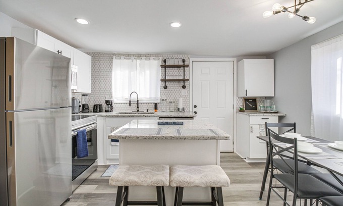 Gladstone House | Gladstone Retreat w/Gas Grill + Fire Pit