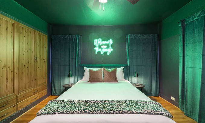 Brentwood House | Glam Getaway~10 min to Downtown~Sleeps 9!