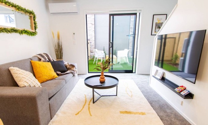 Christchurch City Centre House | Glamorous 2 Bed CBD Townhouse with King Bed