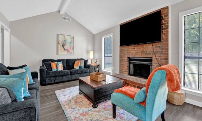 Ellendale House | Glamorous 3BR 2BA house w/large fenced backyard