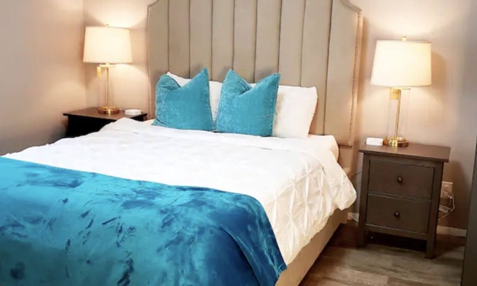 Montgomery Apartment | Glamorous Apartment in Montgomery/Aurora.Sleeps 12! 75"TV/FreeParking/FastWiFi