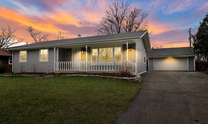 Wheaton House | Glamorous Stay in this 3 BR + 3BA House w/Bar and Home Sauna!