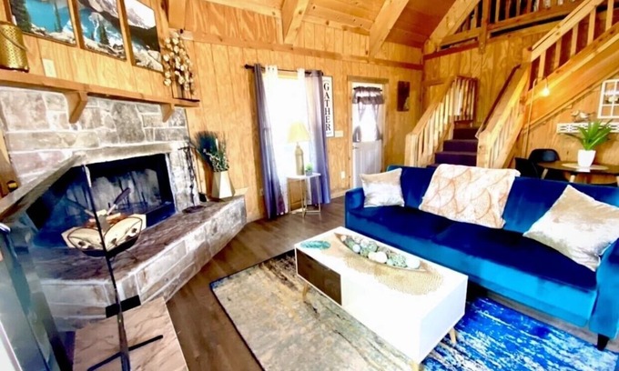 Duchesne Cabin | GLAMOROUS Stylish cabin💫 over 2 acres, beautiful views, sleeps 8, washer & dryer