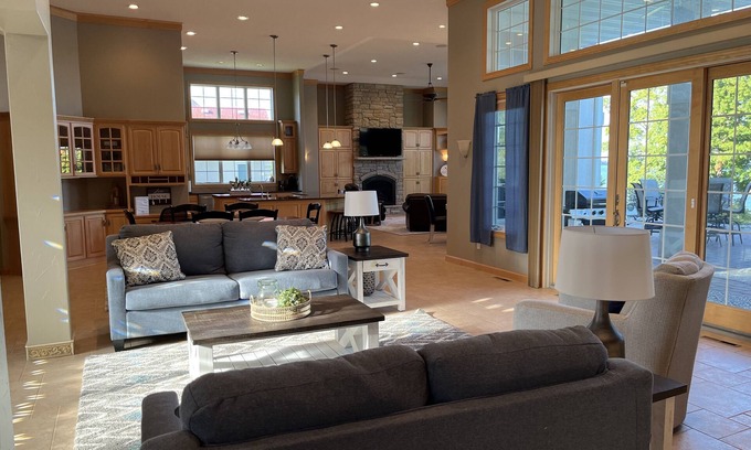 Alexandria House | Glamorous Villa on Fantastic Lake Carlos