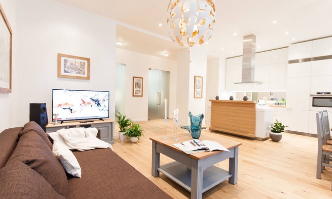 Nove Mesto Apartment | Glamour Excellent C 5-Bedrooms, 5-Bathrooms, Balcony apartment (Prague Old Town)