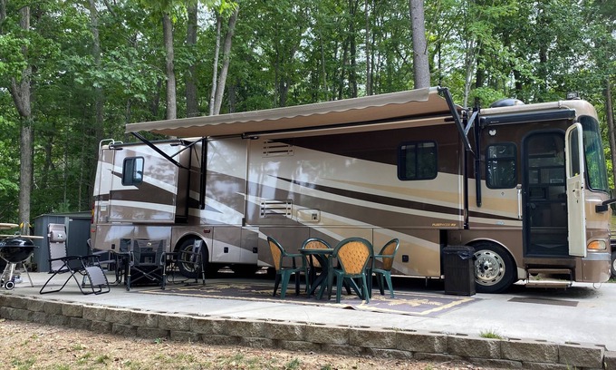 Mayfield House | Glamping at its best-40 ft RV w/full amenities on all-sports lake Traverse City