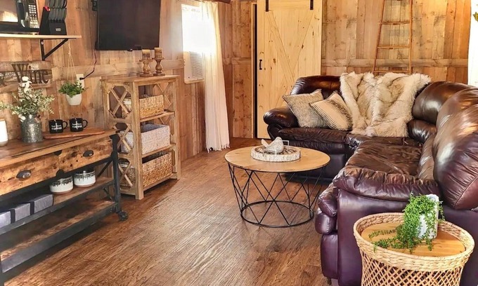 Scraper Cabin | Glamping Family Cabin - floating/fishing/golfing Illinois River near Tahlequah