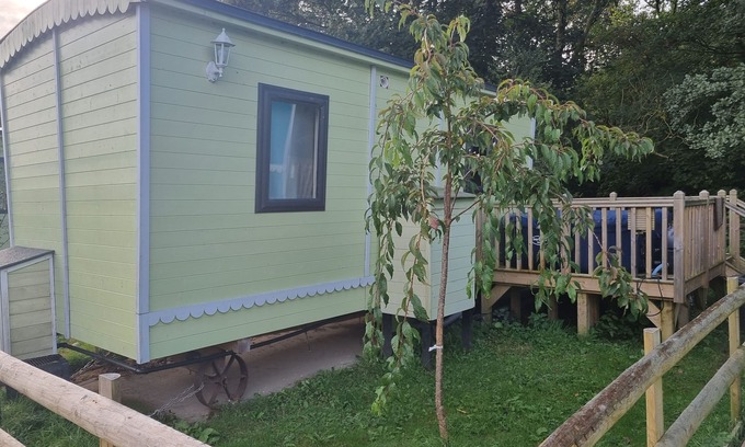 Llanfair Caereinion Ski Chalet | Glamping Hut - Riverview 4