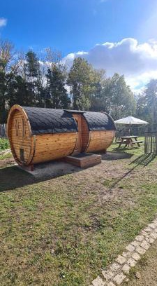 Fredersdorf Apartment | Glamping im beheizten Campingfass auf Leo's Farm