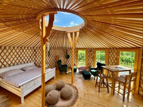 Blucina Other | Glamping ve vinohradu, Jurty Marcipan - Jižní Morava