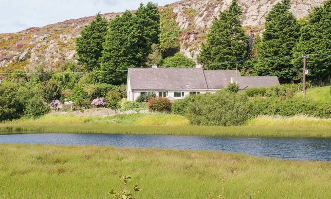 Llanerchymedd House | GLAN GORS, pet friendly, with open fire in Llanerchymedd