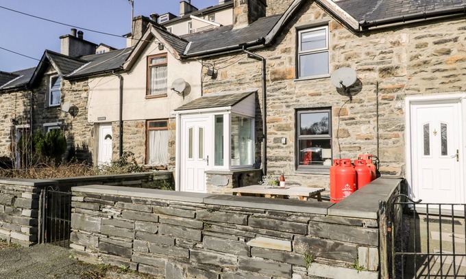Tanygrisiau Cottage | GLAN-YR-AFON COTTAGE, pet friendly, with open fire in Tanygrisiau
