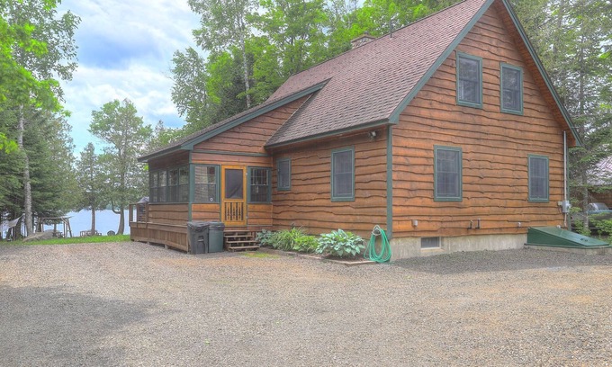 Oquossoc House | Glandore | Private Waterfront w/Dock & Hot Tub